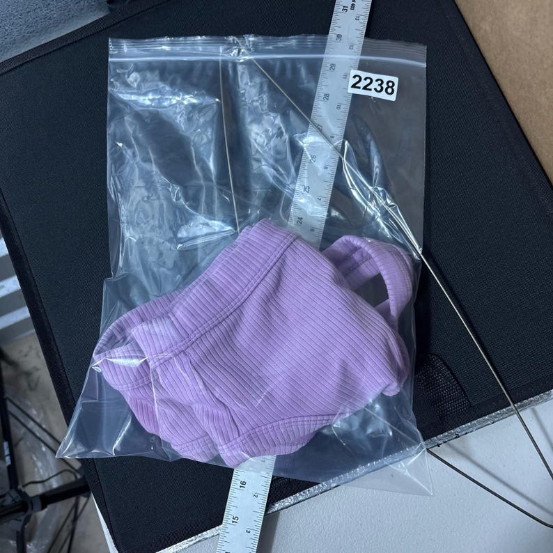 Biustonosz sportowy Alo Yoga Ribbed Sports Bra damski, średni, fioletowy, z okrągłym dekoltem, do uprawiania sportu zdjęcie 6