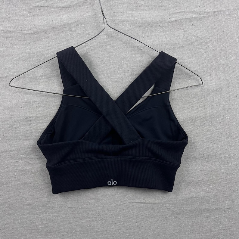 Alo Yoga sportbeha kleine zwarte geribbelde geribbelde v-hals sportkleding dames afbeelding 1