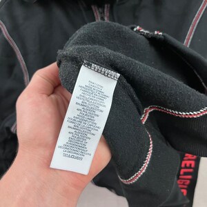 Sudadera con capucha True Religion para hombre, talla XL, color negro, con triple cremallera y costuras en contraste. imagen 4