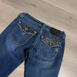 Jean Botte Miss Me JD1065B - Taille 25 - Longueur D'entrejambe 29 - Bleu Moyen - Occasion Très Bon état