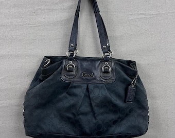 Bolso tote Coach Signature C grande para mujer, de piel jacquard negra con pliegues.