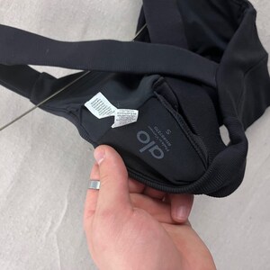 Alo Yoga sportbeha kleine zwarte geribbelde geribbelde v-hals sportkleding dames afbeelding 3