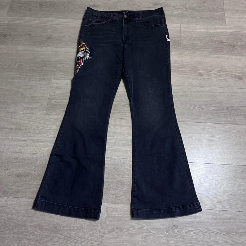Y2K Ed Hardy denim flare jeans met tijger geborduurd logo achterkant donkere wassing Maat 32 afbeelding 4