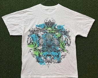 Y2K Mens White Graphic T-Shirt Fleur De Lis Crown Tiger Crest Streetwear Tee XL