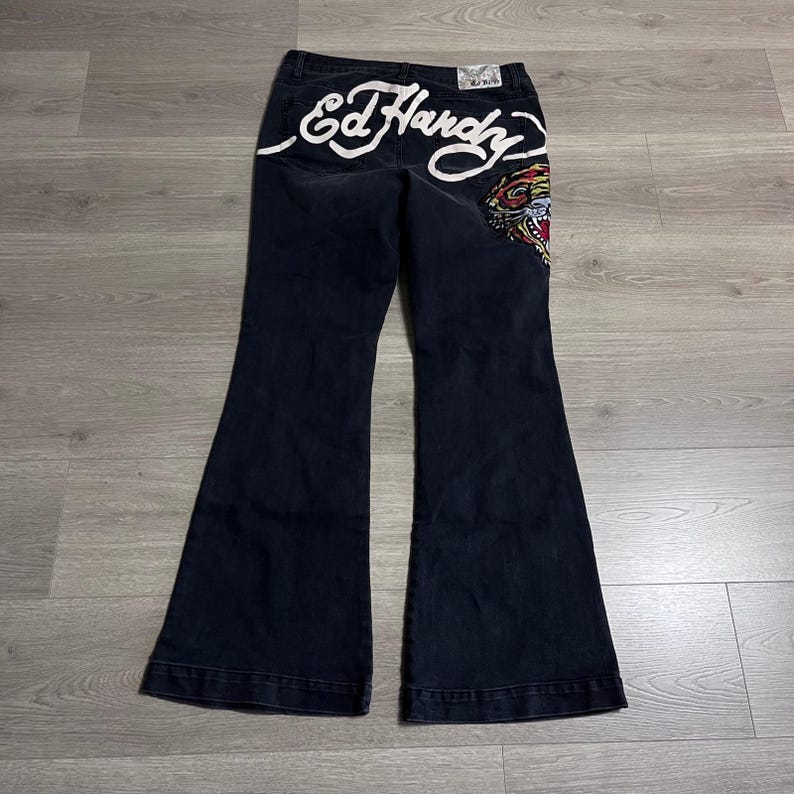 Y2K Ed Hardy denim flare jeans met tijger geborduurd logo achterkant donkere wassing Maat 32 afbeelding 1