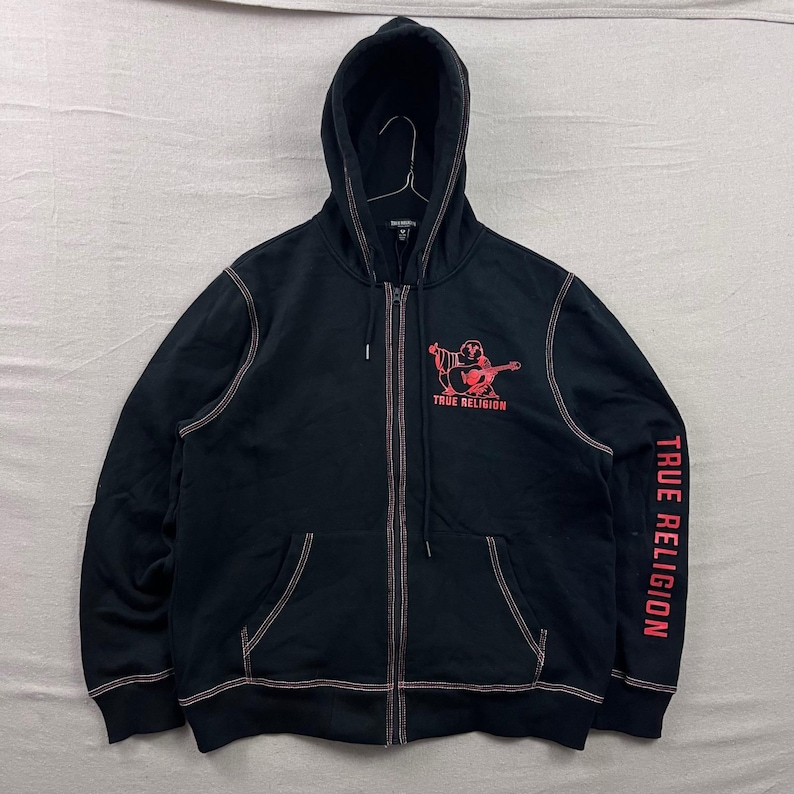 Sudadera con capucha True Religion para hombre, talla XL, color negro, con triple cremallera y costuras en contraste. imagen 1
