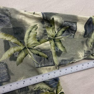 Camisa polo Tommy Bahama para hombre, talla XL, color verde, seda y algodón, estampado tropical de hojas de palmera. imagen 6