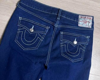 Vaqueros de mezclilla azul marino con lavado oscuro y bolsillo con solapa y corte acampanado de tiro medio de True Religion