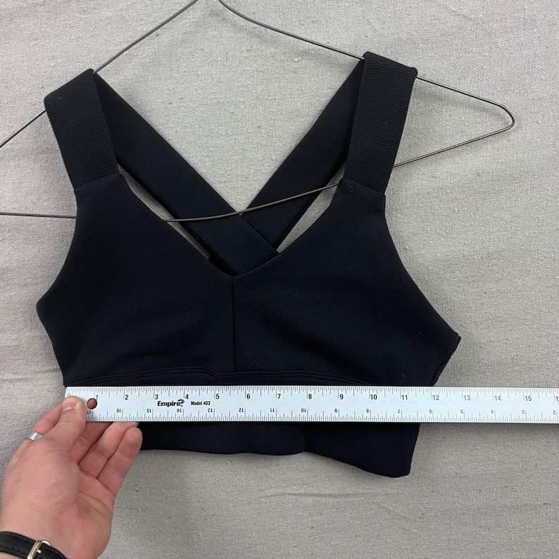 Alo Yoga sportbeha kleine zwarte geribbelde geribbelde v-hals sportkleding dames afbeelding 5