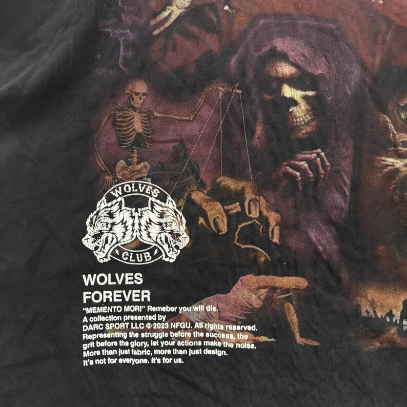 Camiseta gráfica Darc Sport Wolves Club para hombre, talla grande, color negro, con estampado Memento Mori. imagen 3