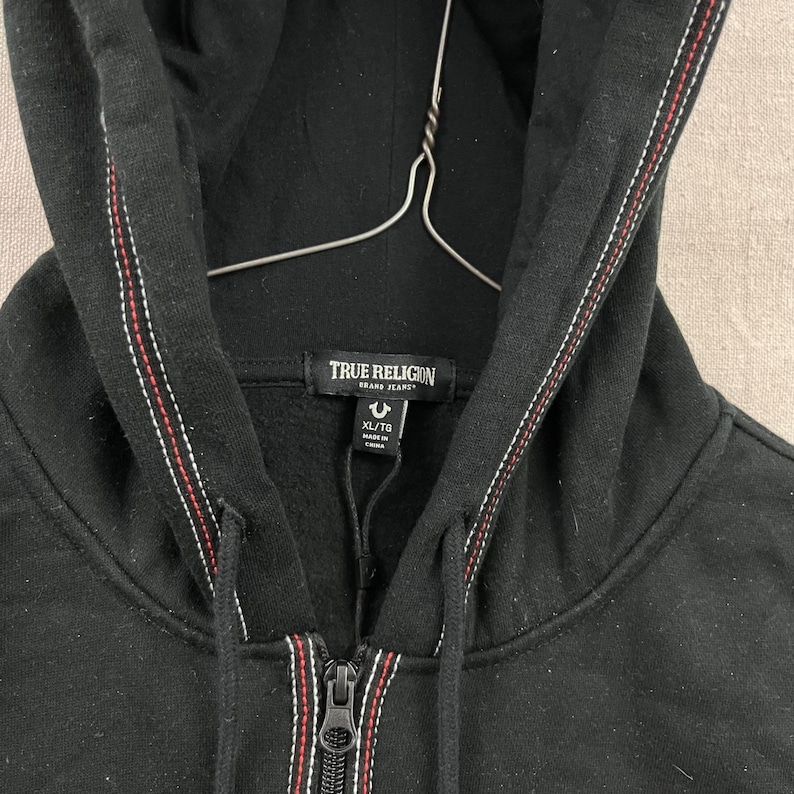 Sudadera con capucha True Religion para hombre, talla XL, color negro, con triple cremallera y costuras en contraste. imagen 3