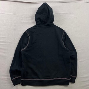Sudadera con capucha True Religion para hombre, talla XL, color negro, con triple cremallera y costuras en contraste. imagen 2