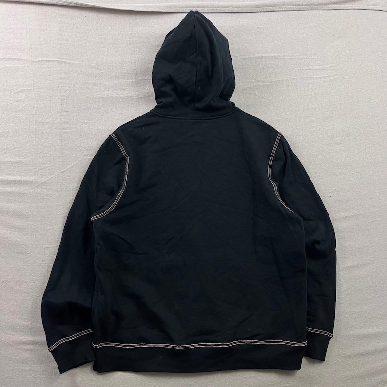 Sudadera con capucha True Religion para hombre, talla XL, color negro, con triple cremallera y costuras en contraste. imagen 2