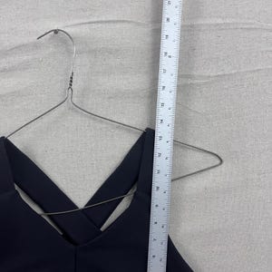 Alo Yoga sportbeha kleine zwarte geribbelde geribbelde v-hals sportkleding dames afbeelding 6