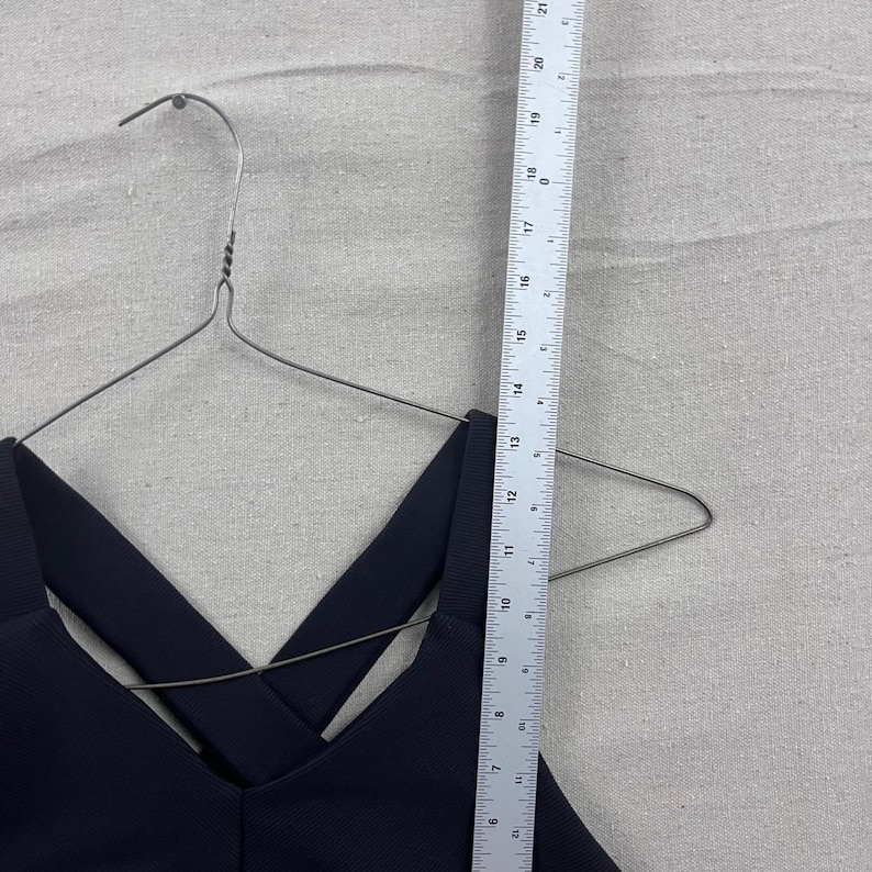 Alo Yoga sportbeha kleine zwarte geribbelde geribbelde v-hals sportkleding dames afbeelding 6