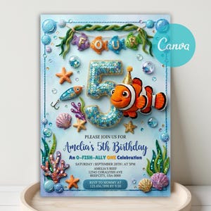 Può includere: Un invito di compleanno a tema subacqueo. L'invito presenta un grande numero "5" fatto di paillettes, un pesce pagliaccio dei cartoni animati e varie creature marine. Il testo recita "Amelia's 5th Birthday".