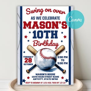 Może przedstawiać: Zaproszenie na urodziny w stylu baseballowym z tekstem "Swing on over" i "10. urodziny Masona". Projekt zawiera piłkę do baseballu, skrzyżowane kije i czerwone i niebieskie gwiazdy. Data i godzina są również uwzględnione.