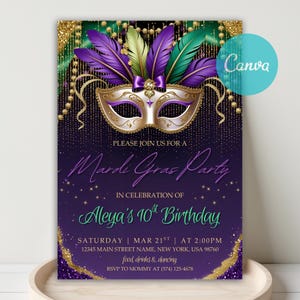 Könnte beinhalten: Einladung zur Mardi Gras Party in Lila und Gold. Sie zeigt eine dekorative Maske mit lila, grünen und goldenen Federn. Der Text enthält "Mardi Gras Party" und Details für Aleyas 10. Geburtstag.