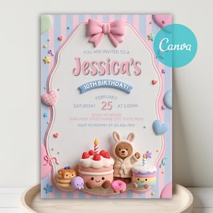 Puede incluir: Una tarjeta de invitación de cumpleaños con un lazo rosa en la parte superior, fondo de rayas pastel y el texto "You are invited to a Jessica's 10th Birthday". El diseño incluye ilustraciones de un oso, un pastel y pequeños corazones coloridos.