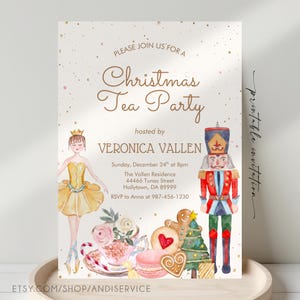 Puede incluir: Una invitación para una fiesta de té navideña con una ilustración en acuarela de una bailarina con vestido dorado, un cascanueces, una taza de té con flores, un hombre de jengibre, una galleta y un árbol de Navidad, con texto de los detalles.