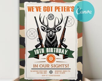Könnte beinhalten: Eine Geburtstagseinladung mit Tarnmuster-Rand. Das Design zeigt einen Hirschkopf, zwei Gewehre und den Text "WE'VE GOT PETER'S 10TH BIRTHDAY IN OUR SIGHTS!". Zusätzlicher Text enthält Veranstaltungsdetails und RSVP-Informationen.