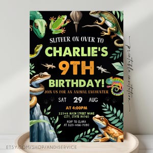 Könnte beinhalten: Eine schwarze Geburtstagseinladungskarte mit bunten Illustrationen verschiedener Eidechsen, Frösche und grünem Blattwerk. Der Text lautet: SLITHER ON OVER TO CHARLIE'S 9TH BIRTHDAY! JOIN US FOR AN ANIMAL ENCOUNTER, SAT 29 AUG AT 4:00PM, 12345 MAIN STREET NAME, CITY, STATE 98760, RSVP TO CLARA AT 123-456-7890.