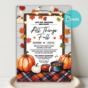 Puede incluir: Una invitación para una reunión de otoño con el texto "All Things Fall". El diseño presenta calabazas, hojas de otoño, un balón de fútbol y una olla de chili sobre un mantel a cuadros. La invitación incluye detalles del evento.