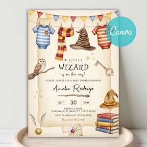 Puede incluir: Una invitación a un baby shower con temática de mago. El diseño presenta ropa de bebé, una bufanda y un sombrero seleccionador en una cuerda de ropa. El texto dice "A Little Wizard is on the way!" e incluye el nombre Amelia Rodrigo.