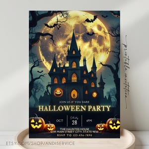 Puede incluir: Una invitación para una fiesta de Halloween con la silueta de un castillo oscuro frente a una gran luna llena amarilla, rodeada de árboles desnudos y murciélagos. El texto dice: JOIN US IF YOU DARE HALLOWEEN PARTY OCT 28 6PM THE HAUNTED HOUSE.