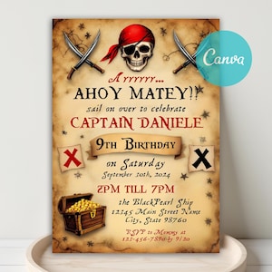 Puede incluir: Invitación de cumpleaños con temática pirata con una calavera con pañuelo rojo, espadas cruzadas y un cofre del tesoro. La invitación dice "Ahoy Matey!" e incluye los detalles de la fiesta para el 9º cumpleaños del Capitán Daniele.