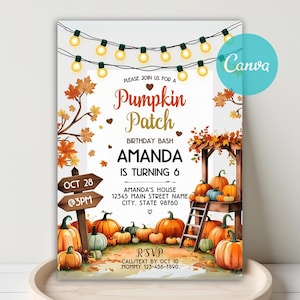 Può includere: Un invito a tema autunnale per una festa di compleanno a tema zucca. Il design presenta zucche, foglie autunnali e luci a corda. L'invito include il testo "Pumpkin Patch Birthday Bash", il nome "Amanda" e la data e l'ora dell'evento.