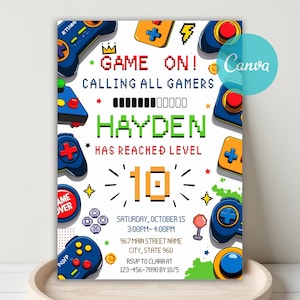 Puede incluir: Una invitación blanca con temática de videojuegos. Presenta texto pixelado que dice "Game On! Calling All Gamers" y "Hayden has reached level 10". El diseño incluye mandos de juego y otros gráficos de juego.