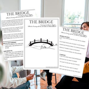 Puede incluir: Tres hojas de trabajo blancas tituladas "THE BRIDGE" con texto negro y una ilustración de un puente. Las hojas de trabajo están en manos de personas. El texto incluye preguntas sobre llevar y dejar atrás.