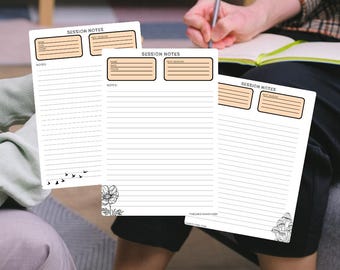 Könnte beinhalten: Weiße Notizblöcke für Sitzungen mit linierten Seiten und einer Kopfzeile mit der Aufschrift „SESSION NOTES“. Jeder Block hat einen hellorangen Abschnitt für Name, Datum und Details zur nächsten Sitzung. Einige Blöcke haben kleine schwarz-weiße Blumen- oder Vogelillustrationen.