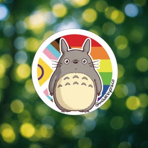 Pegatina Orgullo de Totoro / Calcomanía LGBTQ+ de Studio Ghibli / Vinilo mate impermeable - 6,35 cm / Pegatina para portátil