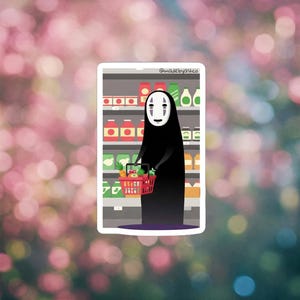 Puede incluir: Una pegatina que representa a un personaje de El Viaje de Chihiro en un supermercado. El personaje, con una t&uacute;nica negra y una m&aacute;scara blanca, sostiene una cesta de la compra roja llena de comestibles. Incluye el texto "@madebyashco".