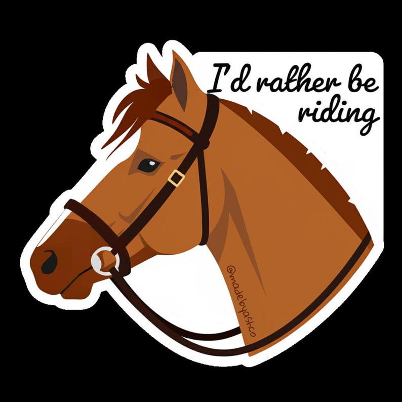 Puede incluir: Una pegatina con la cabeza de un caballo marr&oacute;n con brida. El texto "I'd rather be riding" est&aacute; en un cuadro blanco encima de la cabeza del caballo. Fondo negro.