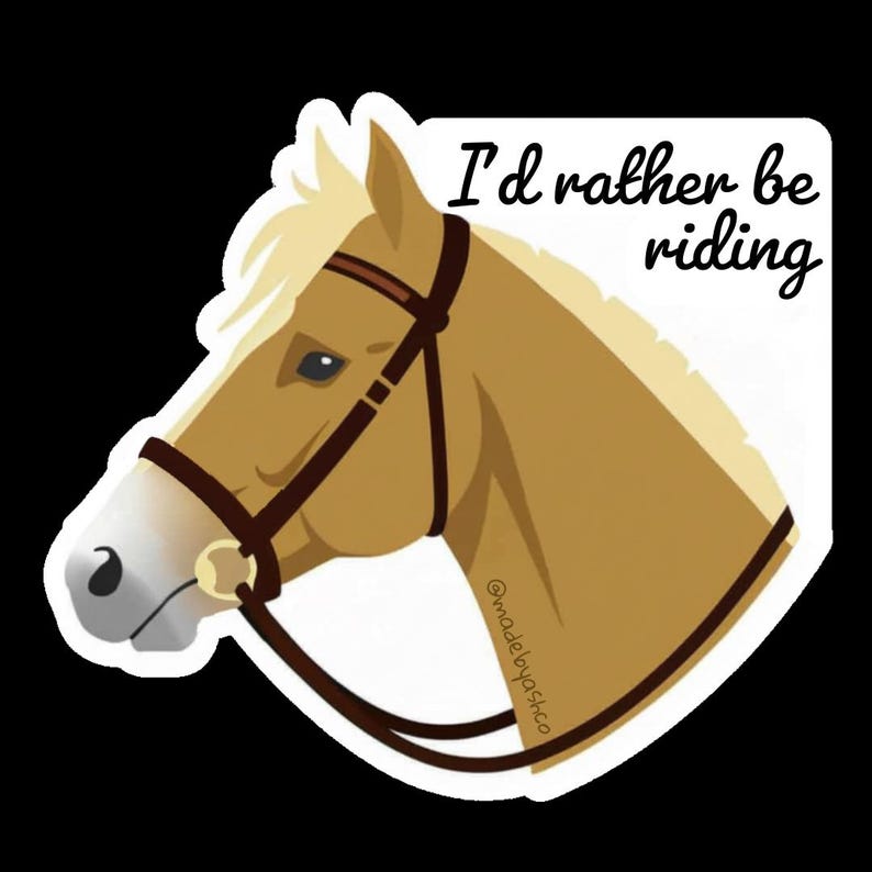 Puede incluir: Una pegatina con la cabeza de un caballo en tonos beige y crema, con una brida marr&oacute;n. El texto "I'd rather be riding" est&aacute; escrito en negro sobre la cabeza del caballo. La pegatina tiene un borde blanco y un fondo negro.