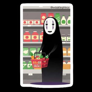 Puede incluir: Una pegatina con un personaje de El Viaje de Chihiro con una capa negra y una m&aacute;scara blanca, sosteniendo una cesta de la compra roja llena de productos. El personaje est&aacute; en una tienda de comestibles con varios productos en los estantes. El texto "@madebyashco" est&aacute; en la esquina superior derecha.