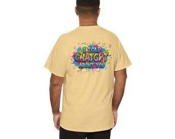 Pode incluir: Uma camiseta amarelo claro com o texto "I TOLD CHATGPT ABOUT YOU" em um design colorido estilo grafite. O design inclui cores como azul, verde, rosa e amarelo. É uma peça de roupa casual.