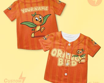 Może przedstawiać: Pomarańczowa koszulka baseballowa z pionowymi paskami i grafiką z kreskówki Orange Bird. Koszulka ma napis "YOUR NAME" na plecach i "ORANGE BIRD" z przodu. Koszulka ma białe guziki i biały kołnierz.