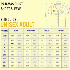 Op de afbeelding: Een maattabel voor een pyjamashirt met korte mouwen, met de aanduiding "UNISEX ADULT". De tabel bevat afmetingen in inches en centimeters voor borst, schouder, mouw en lengte, met maten van S tot 5XL. Een diagram van het shirt is ook opgenomen.