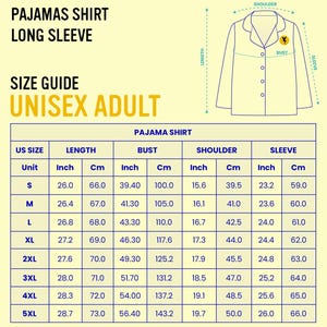 Op de afbeelding: Maattabel voor een unisex volwassen pyjamashirt met lange mouwen. De tabel toont afmetingen in cm en inches voor lengte, borst, schouder en mouw voor maten S t/m 5XL. Een diagram van het shirt is ook inbegrepen.