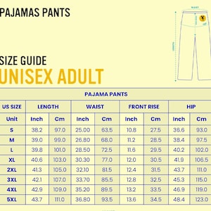 Op de afbeelding: Een maattabel voor unisex volwassen pyjamabroeken. De tabel toont afmetingen in inches en centimeters voor lengte, taille, kruishoogte en heup, met maten van S tot 5XL. De tekst "PAJAMAS PANTS" en "SIZE GUIDE" staan bovenaan.