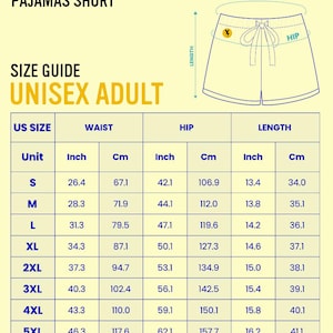 Op de afbeelding: Maattabel voor unisex volwassen pyjamashorts. De gids toont afmetingen in inches en centimeters voor taille, heup en lengte, van maat S tot 5XL. De tekst "PAJAMAS SHORT" en "SIZE GUIDE UNISEX ADULT" zijn weergegeven.