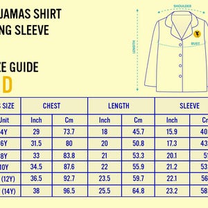 Op de afbeelding: Afbeelding van een kinderpyjamashirt met lange mouwen en een maattabel. De maattabel bevat borst-, lengte- en mouwmaten in inches en centimeters. Het shirt heeft een knoopsluiting en een klein logo op de borst.