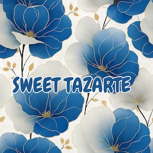 Peut inclure: Motif floral avec de grandes fleurs bleues et blanches, des détails dorés sur fond crème. Le texte "SWEET TAZARTE" est affiché en bleu et blanc.