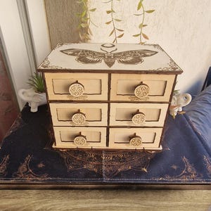 Mini commode 6 tiroirs motif papillon tête de mort haut 21cm, rangement carte de tarots, cristaux, pendule, bijoux ect...