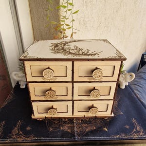 Mini commode 6 tiroirs motif lune florale haut 21cm, rangement carte de tarots, cristaux, pendule, bijoux ect...