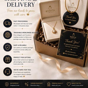 Puede incluir: Una caja de joyer&iacute;a abierta con un collar de oro con un colgante de perla. La caja est&aacute; dentro de una caja de cart&oacute;n m&aacute;s grande, con una bolsa de regalo y una tarjeta de agradecimiento. La imagen incluye el logotipo de Bonita Jewelry y texto sobre env&iacute;o y entrega.